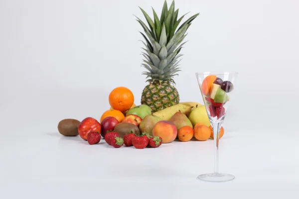 Vielfalt an frischem Obst und einem Glas — Stockfoto
