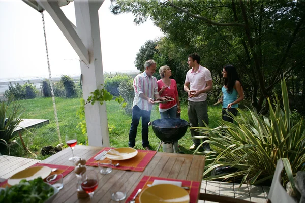 Amici ad un barbecue — Foto Stock