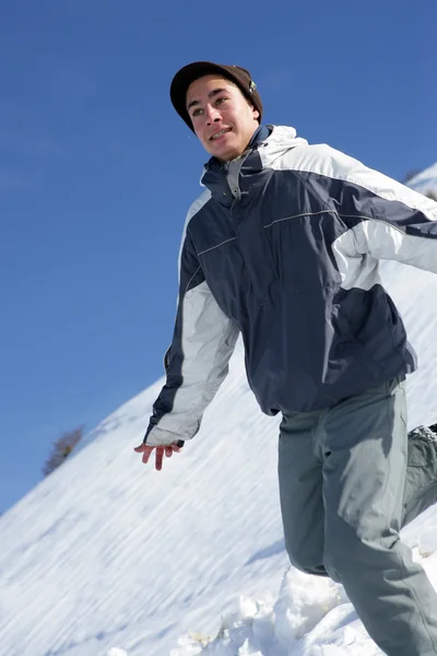 Karda oynayan adam — Stok fotoğraf