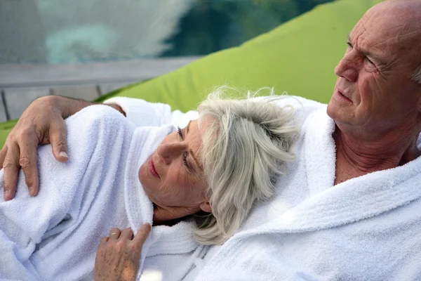 Średnim wieku para relaksujący na pokrycie — Zdjęcie stockowe