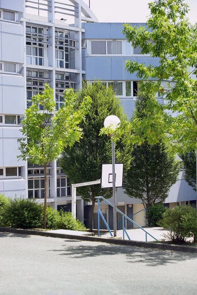 Konut bina dışında Basketbol çember — Stok fotoğraf