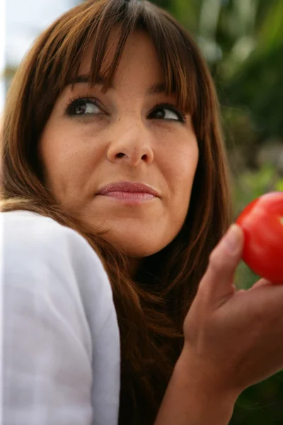 Γυναίκα που κρατάει μια ντομάτα — Φωτογραφία Αρχείου
