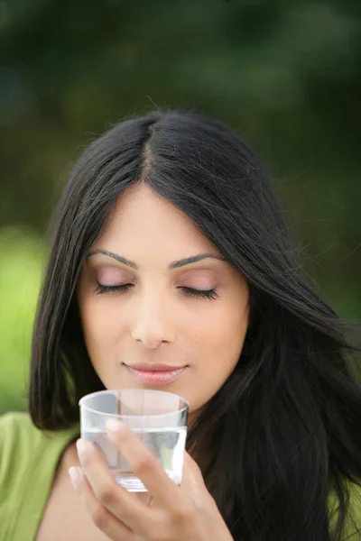 Donna che tiene un bicchiere d'acqua — Foto Stock