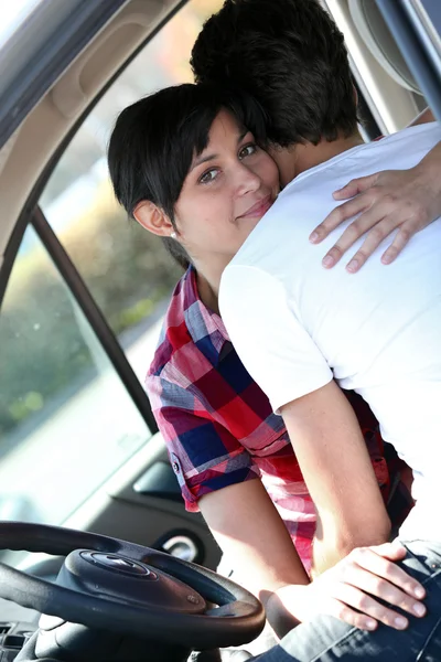 Paar im Auto umarmt — Stockfoto