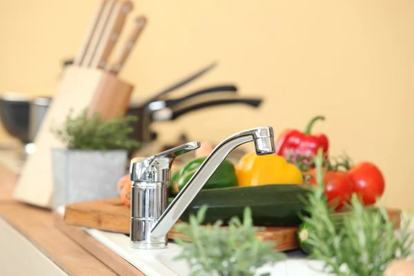 Vegetables by a kitchen sink — Stock Photo, Image