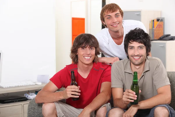 Rapazes a beber uma cerveja — Fotografia de Stock