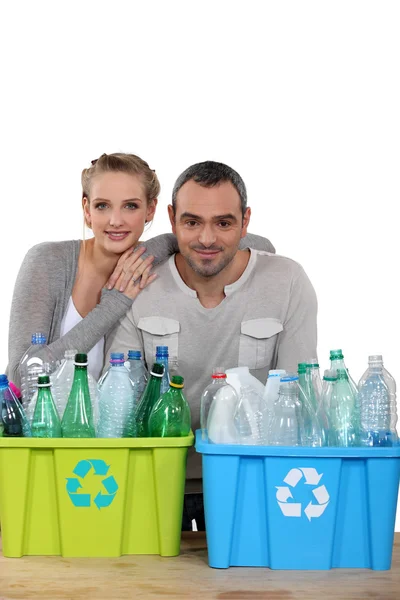 Пара переробки пластикових пляшок — стокове фото
