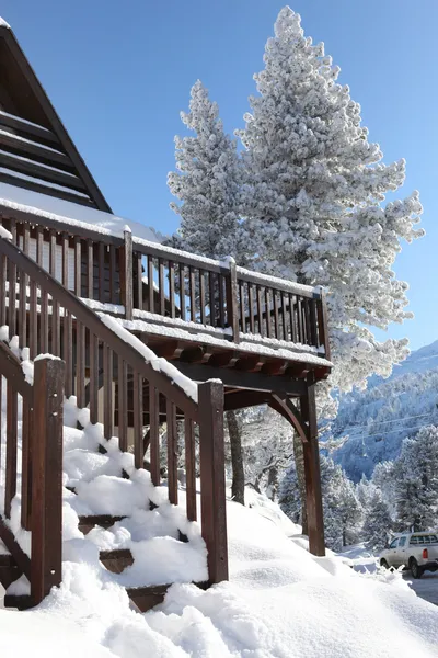 Kar kaplı dağ evi — Stok fotoğraf