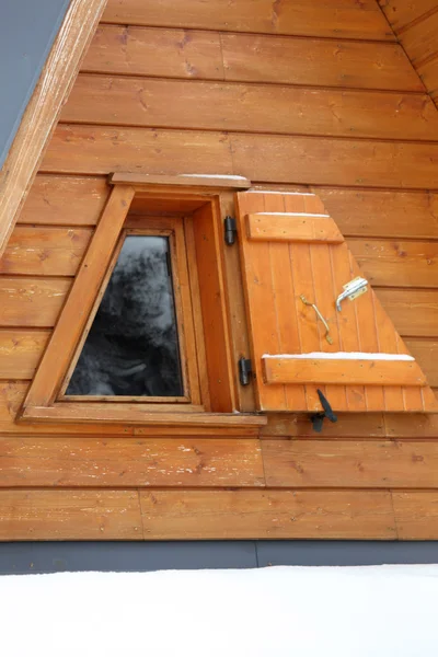 Porta aberta de uma cabine de madeira — Fotografia de Stock
