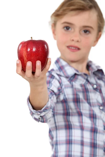 Fille avec pomme rouge — Photo