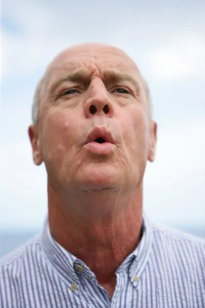 Homem expressivo assobiando — Fotografia de Stock