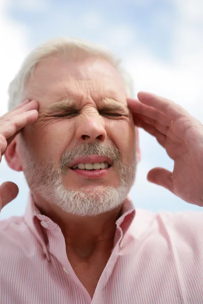 Homem sênior com dor de cabeça — Fotografia de Stock