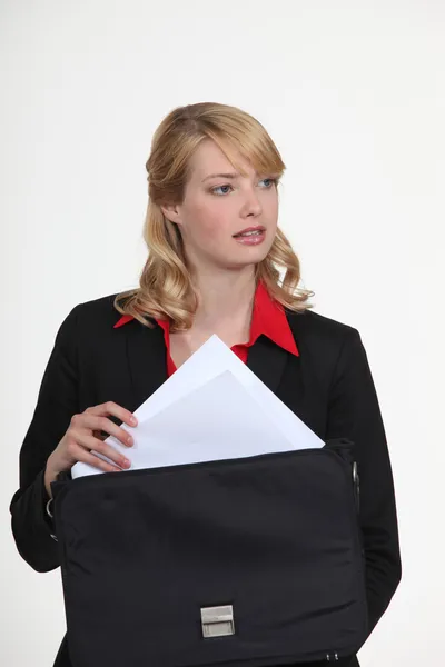 Woman holding briefcase — Stock Photo, Image