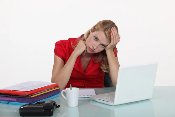 Kvinna uttråkad på jobbet — Stockfoto