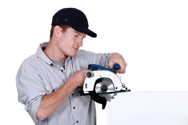 Hombre inspeccionando sierra circular — Foto de Stock
