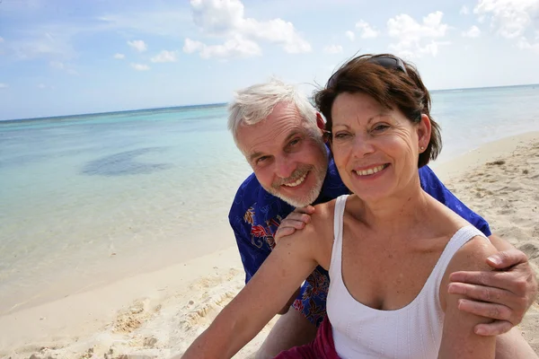 Senior par på stranden — Stockfoto
