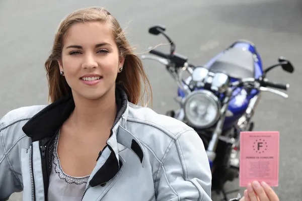 Mulher com moto e carteira de motorista — Fotografia de Stock