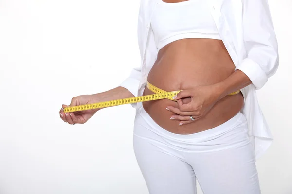 Mujer embarazada midiendo su barriga —  Fotos de Stock