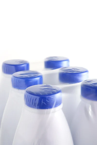Paquete de seis botellas de leche — Foto de Stock