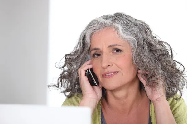 Vonzó idősebb nő, és a telefon — Stock Fotó