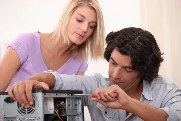 Man fixing a computer — Stock Photo, Image