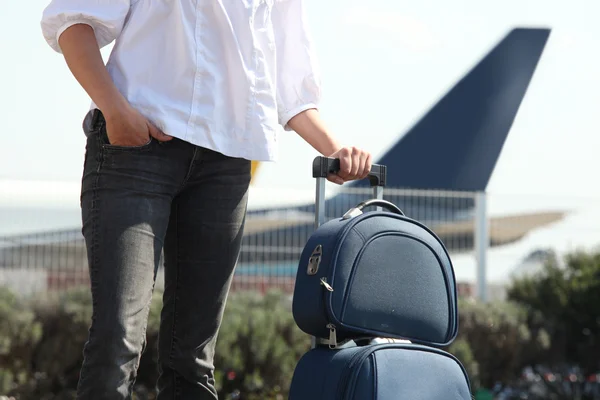 男人带着手提箱在机场 — 图库照片