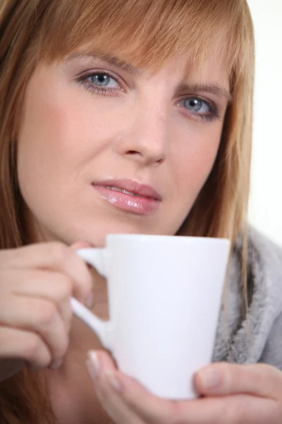 Donna rossa che beve un tè — Foto Stock