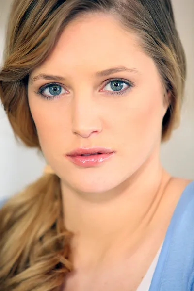 Portré, fiatal, kék szemű nő — Stock Fotó
