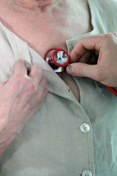 Doctor using stethoscope — Stock Photo, Image