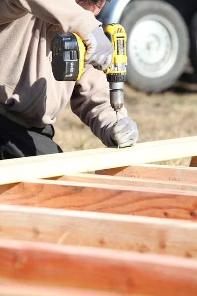 Constructor usando un taladro inalámbrico —  Fotos de Stock