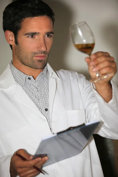 Expert testa vin — Stockfoto