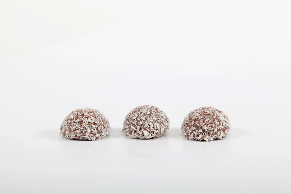 Bonbons au chocolat couverts de noix de coco — Photo