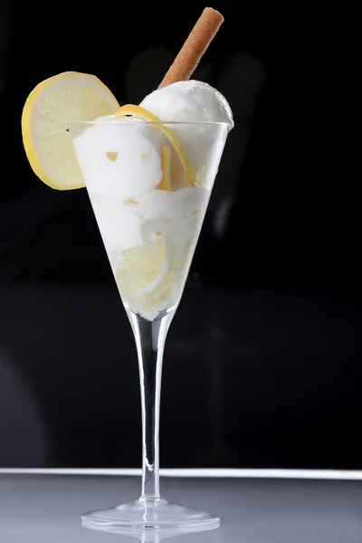 Лимонный сорбет в коктейльном бокале — стоковое фото
