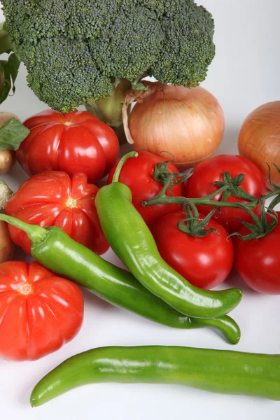 Vários legumes dispostos na mesa — Fotografia de Stock