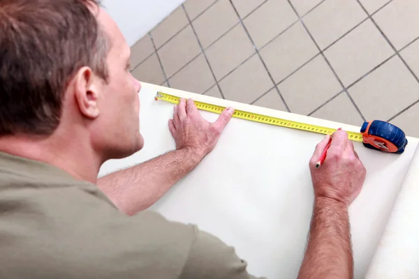 Man measuring wallpaper — Stock Photo, Image