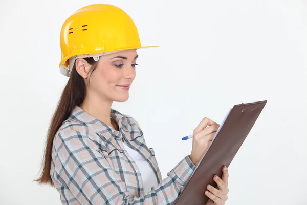 Construction worker with a clipboard — Stock Photo, Image
