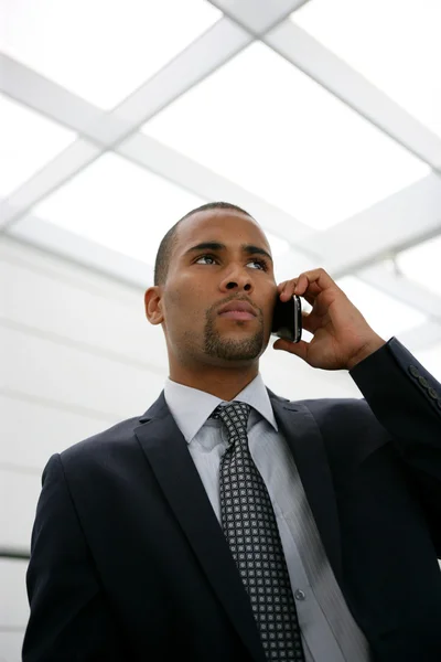 Uomo d'affari che utilizza il suo telefono cellulare — Foto Stock
