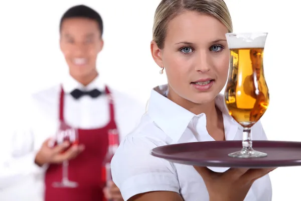Barman a servírka — Stock fotografie