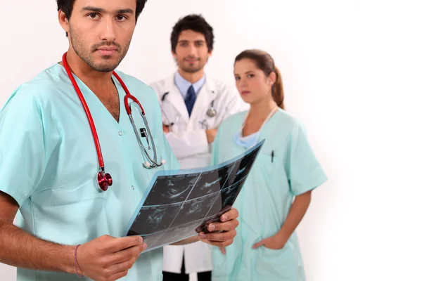 Krankenschwester schaut sich Ultraschall an — Stockfoto