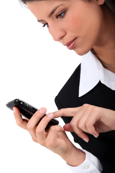 Kobieta wpisując na jej telefon komórkowy — Zdjęcie stockowe