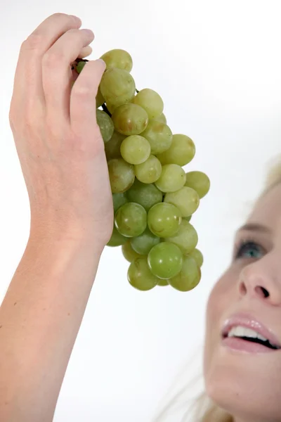 Mujer comiendo uvas —  Fotos de Stock