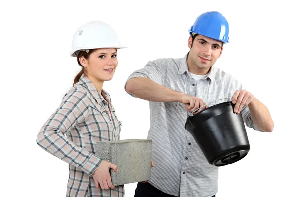 Чоловік і жінка з цеглою і цементом — стокове фото