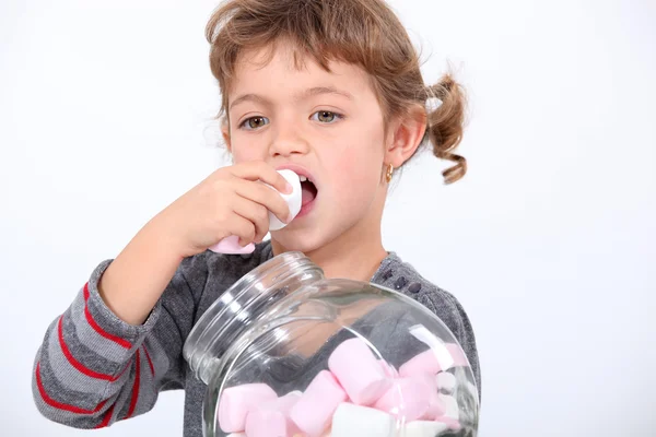 Menina comendo marshmallow — Fotografia de Stock
