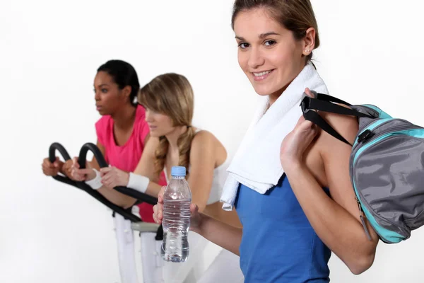 Vrouwelijke trio in fitnesscentrum — Stockfoto
