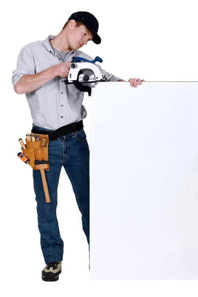 Tradesman usando uma serra circular — Fotografia de Stock