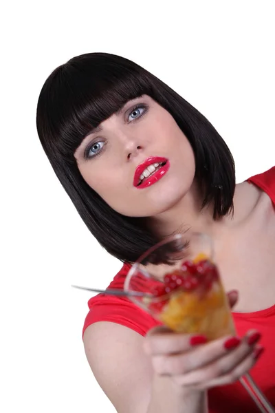 Женщина с чашей фруктов — стоковое фото
