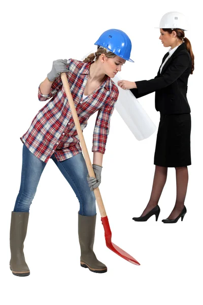 Vrouwelijke bouwer met spade — Stockfoto