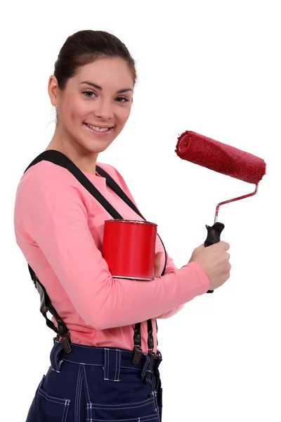 Mujer con una lata de pintura roja y un rodillo —  Fotos de Stock