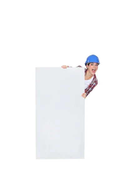 Веселый женский плакат стоял с пустой панелью — стоковое фото