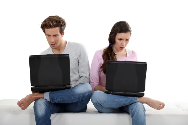 Para siedzi z komputerów przenośnych — Zdjęcie stockowe